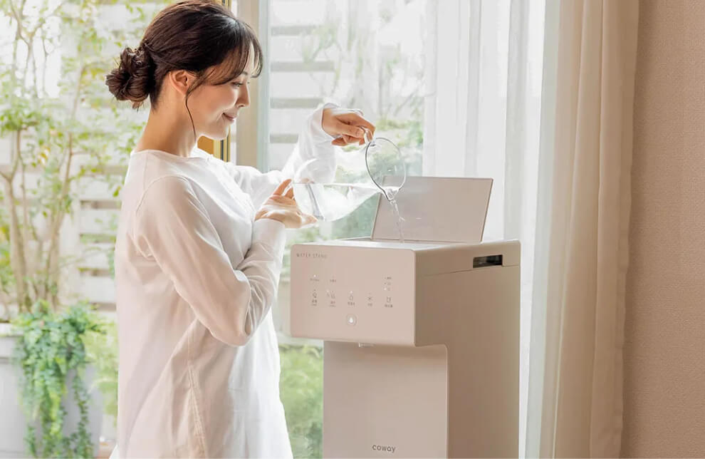 ウォータースタンドのピュアライフに水を注いでいる
