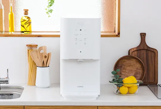ウォータースタンドS3を木製カウンターに設置した写真。RO逆浸透膜方式の卓上型サーバー