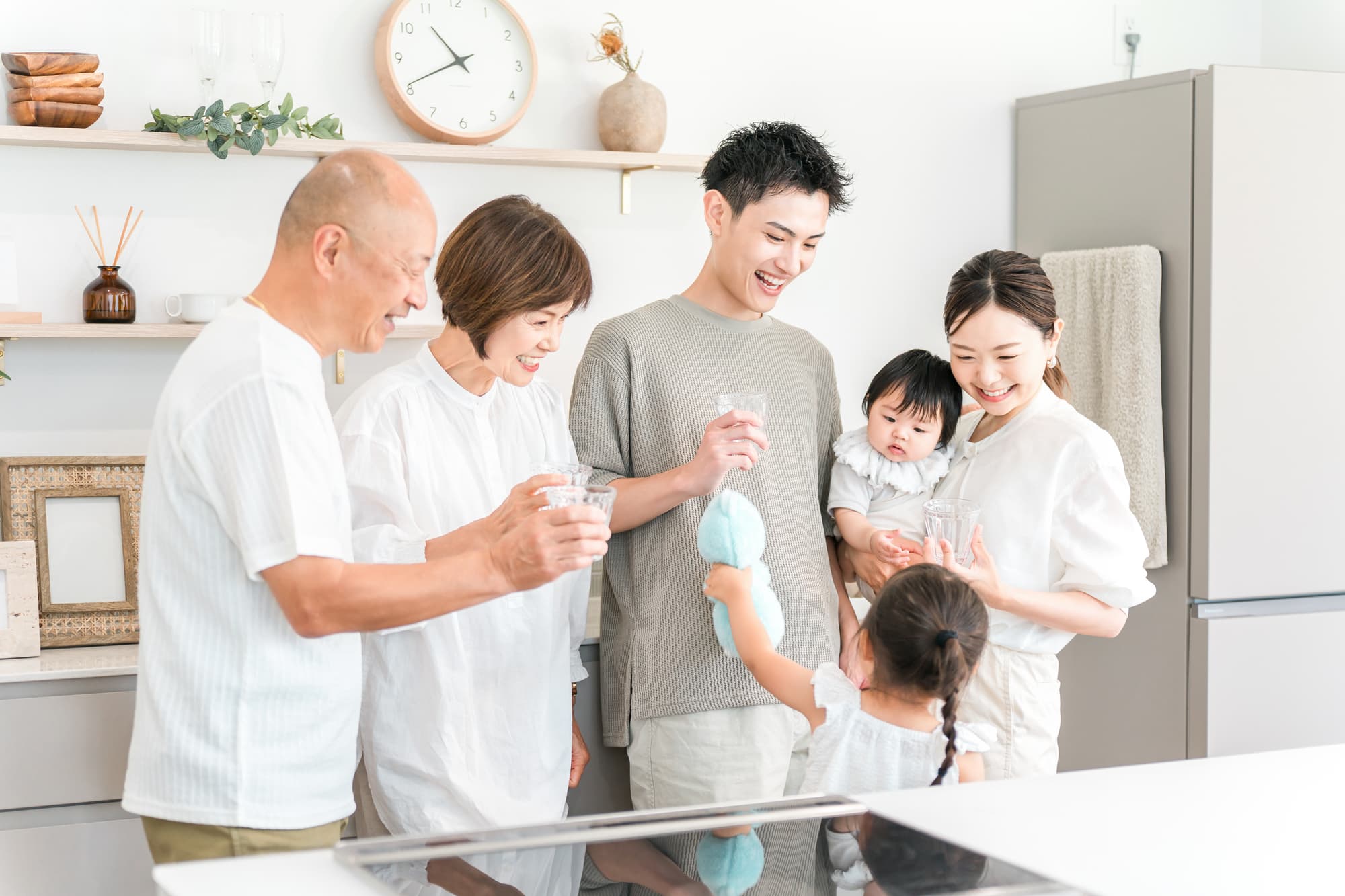 コップから水を飲む家族